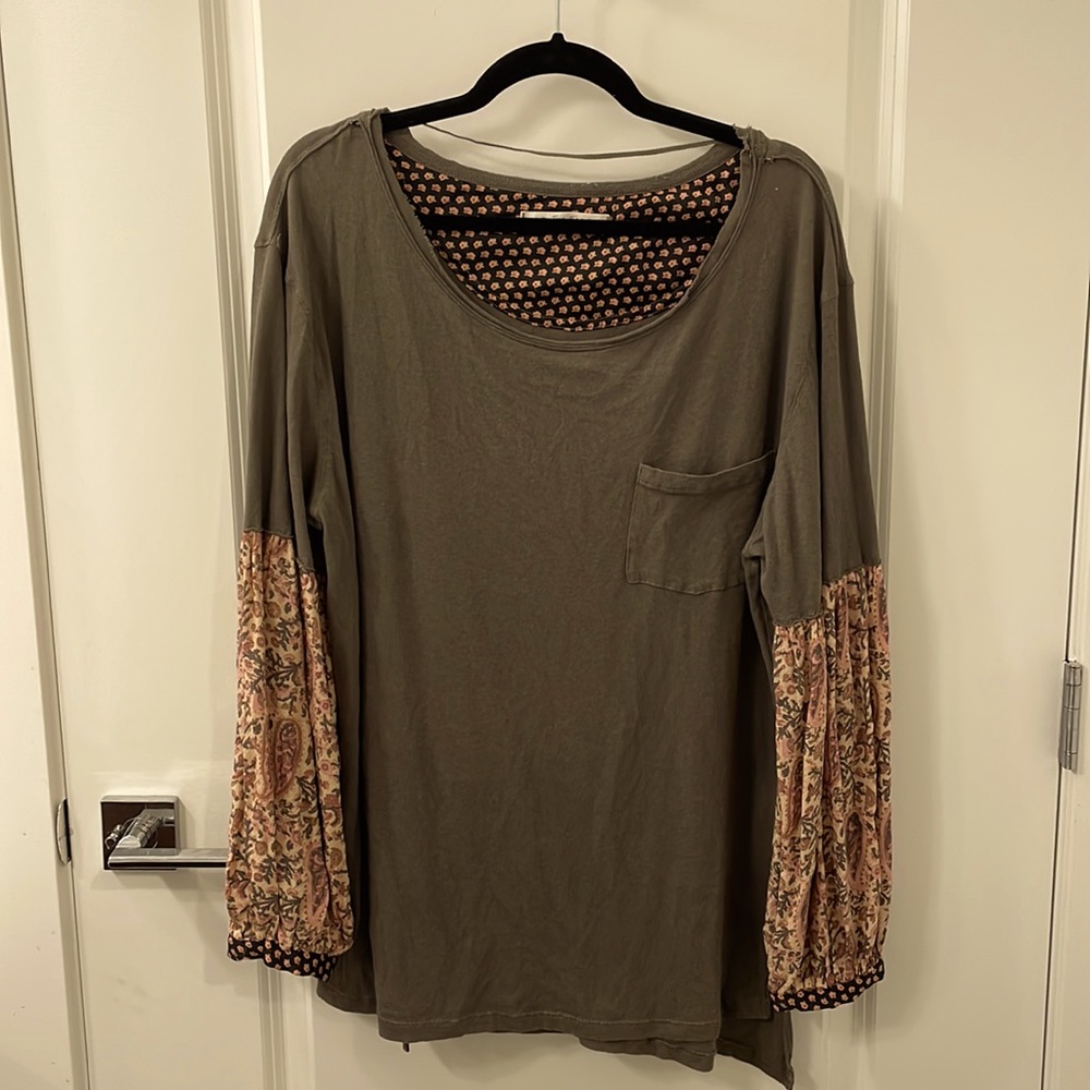 Tunic with t-shirt style and flowy printed sleeves.